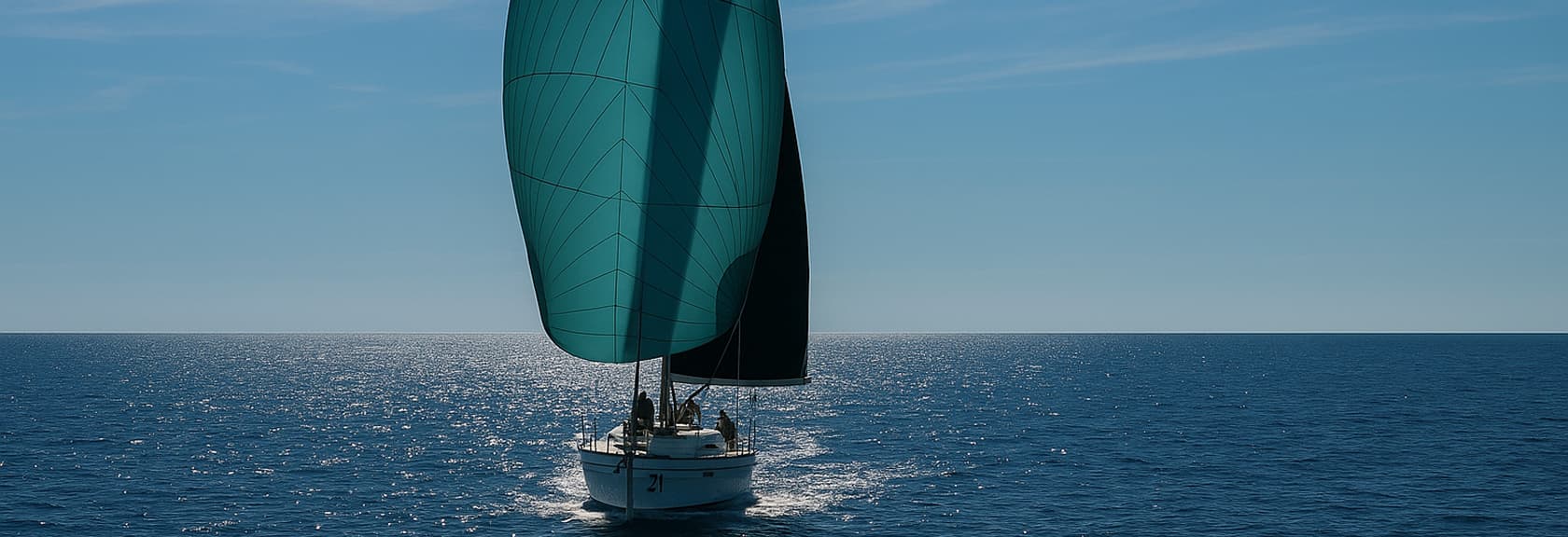 Segelboot mit türkisem Segel